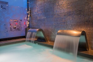 Pool med vattenfall