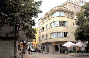 Vista frontal de la propiedad