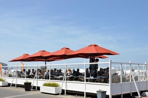 屋外ダイニングエリア