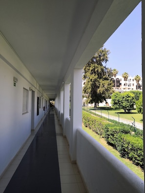 Vista frontal de la propiedad