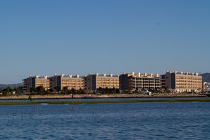 Vista frontal de la propiedad