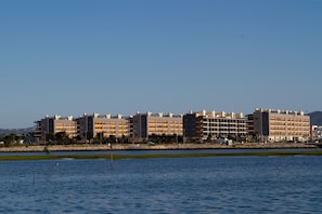 Vista frontal de la propiedad