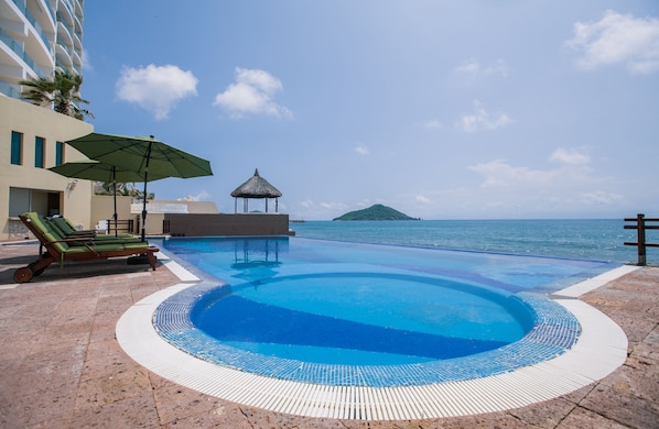 Infinity-pool