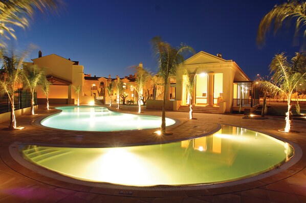 Indoor/outdoor pool