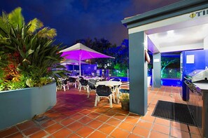 Voorkant accommodatie - avond/nacht