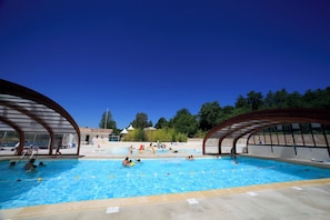 Indoor/outdoor pool