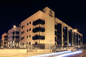 Fassade der Unterkunft – Abend/Nacht