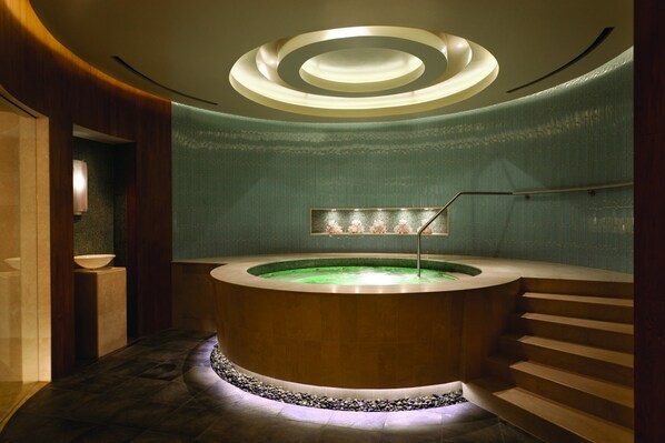 Indoor spa tub