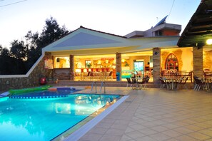 Bar vid poolen
