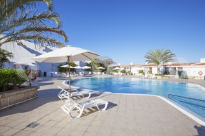 Pool med vattenfall