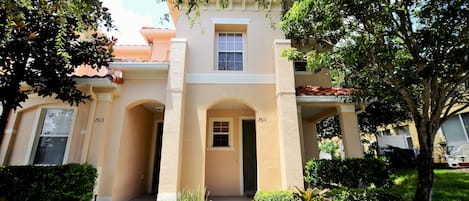 1600 sqft 3 bedroom end unit townhome