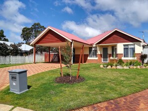 A cosy little cottage located in a cul-de-sac, super quiet and private
