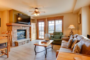 Family Room | Queen Sleeper Sofa | Gas Fireplace