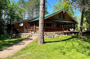 Rustic log cabin/lodge built in1923 on a beautiful, isolated trout lake - Duluth