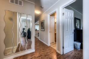 Special effort was put in to create comfortable and elegant atmosphere. Decor elements include large mirrors in the hallway and some modern art along with interesting photography.