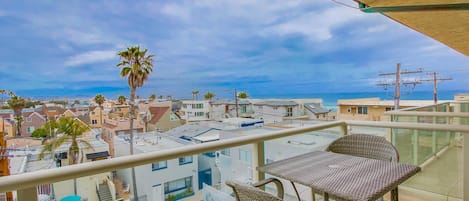 Balcony with an ocean view, seating for 2 and a grill.