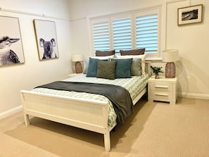 Queen bedroom with wardrobe, A/C, heating, dimmer light