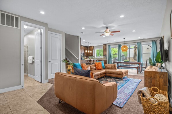 421 Spacious and aesthetically pleasing family area with LCD Smart TV