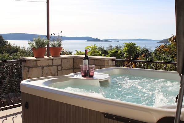 Outdoor spa tub