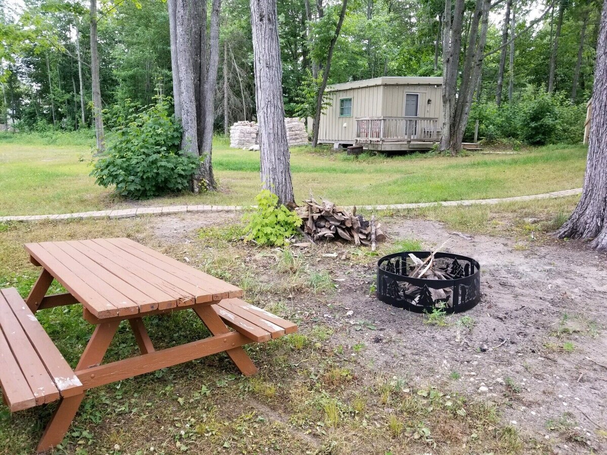 Santa’s Shack Studio – Near Pictured Rocks