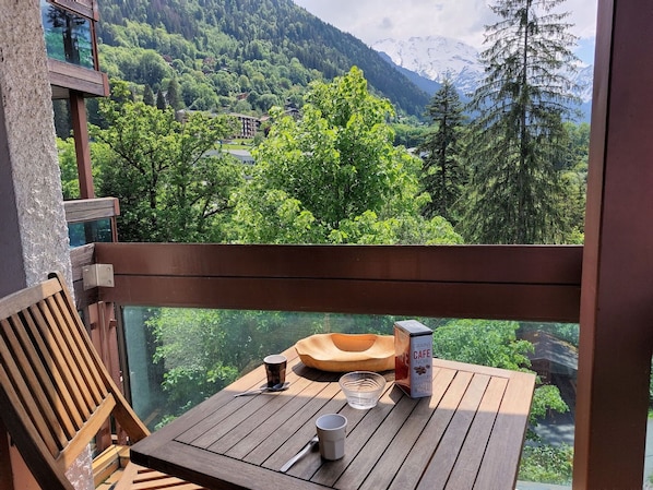 Möbel, Tabelle, Eigentum, Pflanze, Berg, Himmel, Holz, Gartenmöbel, Baum, Schatten