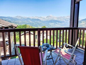 Himmel, Gebäude, Berg, Pflanze, Tabelle, Natur, Veranda, Stuhl, Holz, Interior Design