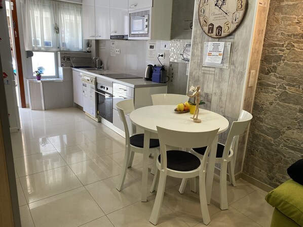 -ENTRADA, COCINA Y MESA COMEDOR