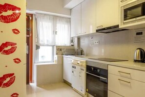 COCINA COMPLETA Y EQUIPADA
y ACCESO A LA VIVIENDA