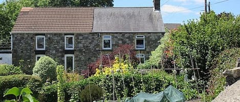 Side view of Old School Cottage (right side of photo)