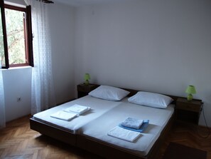 Schlafzimmer 1