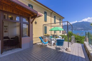 Vista del lago de Varenna y Bellagio desde la terraza