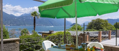 Cena al aire libre en la terraza con una increíble vista del lago