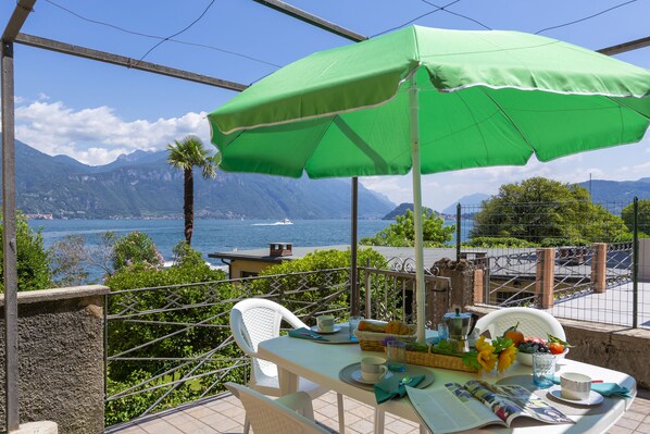 Essen im Freien auf der Terrasse mit herrlichem Blick auf den See