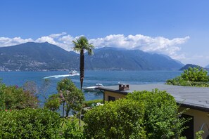 Vista del lago de Varenna y Bellagio desde la terraza