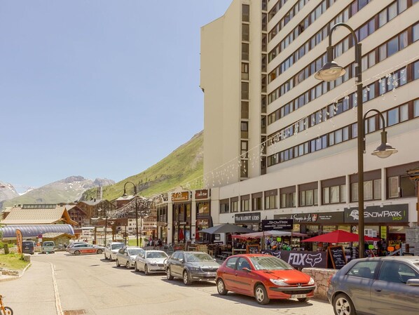 Building, Mixed-Use, Town, Architecture, City, Neighbourhood, Vehicle, Transport, Urban Area, Human Settlement