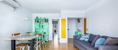 Living and dining room with natural light and access to the terrace.