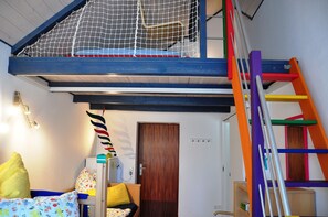 Ferienwohnung, 75qm, barrierefrei, Garten, 2 Schlafzimmer, max 4 Erw. und 2 Kinder-Schlafzimmer II Schlafempore