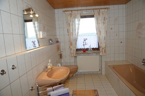 Ferienwohnung 1 mit traumhaftem Blick auf den Brombachsee-Badezimmer