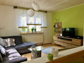 Ferienwohnung 3 An der Rodach im EG mit Naturmaterialien eingerichtet-Wohnzimmer TV_EG W3