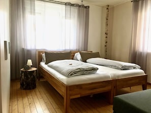 Ferienwohnung 3 An der Rodach im EG mit Naturmaterialien eingerichtet-Schlafzimmer EG_W3