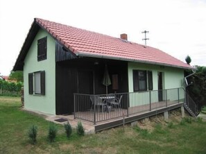 Seitenansicht Kellerstöckel mit Terrasse