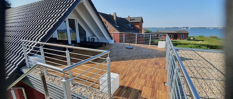 Dachterrasse mit Eingangsbereich Wohnung