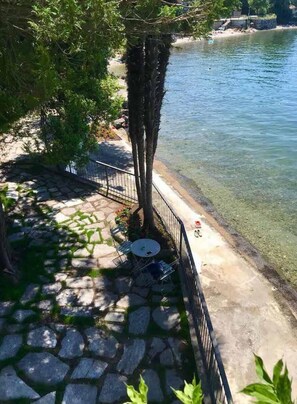 Ca. 150 m² großes privates Seegrundstück mit gigantischer Sicht auf den See und die Berge und mit Zugang in den See