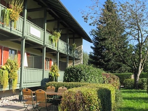 Ferienwohnungen Biermeier (Bad Birnbach)-Auf der Ostseite können unsere Gäste die Vormittagssonne genießen - ideal für ein Frühstück auf dem Balkon!