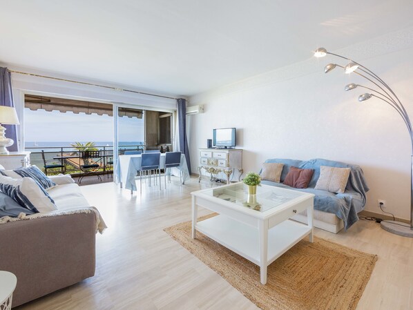 Large bright living room sea view, open on the terrace