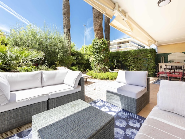 Nice south garden equipped, lounge area and dining table