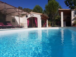 Votre piscine non partagée, et sans vis a vis... vue sur le Luberon.