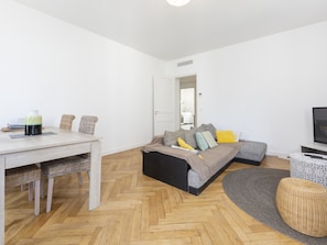 Bright AC living room, TV, WIFI, dining area, sofa