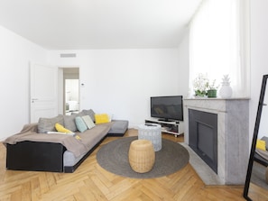Bright AC living room, TV, WIFI, dining area, sofa