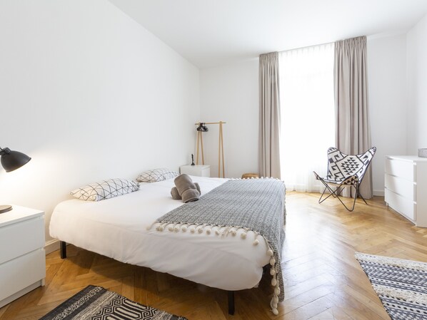 First Air-conditioned Large bedroom with double bed (180) or 2 single beds